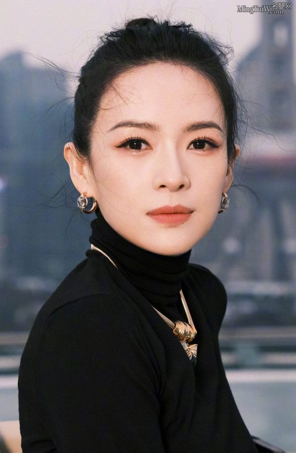 章子怡坐在上海外滩穿个性皮靴秀美腿(2/4)