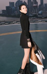 章子怡坐在上海外滩穿个性皮靴秀美腿