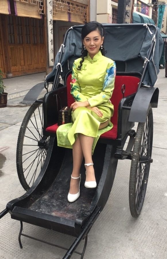 赵文琪穿旗袍坐在养车上翘二郎腿(1/1)