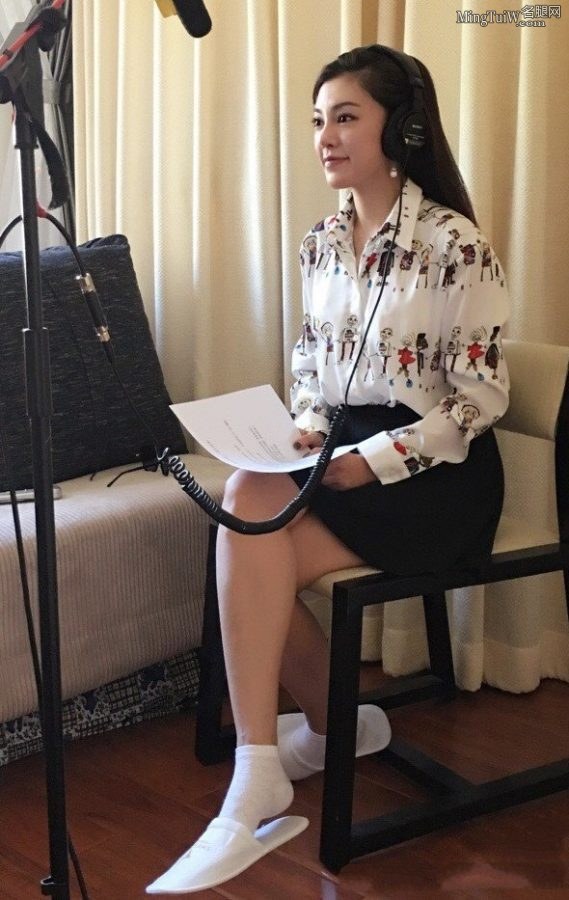 Zhao Wenqi wore white cotton socks during a live broadcast in a hotel(2/2)