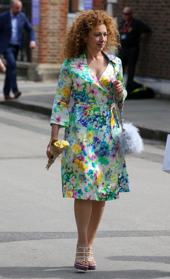 英国女演员Alex Kingston脚穿凉高跟外出（第2张/共4张）
