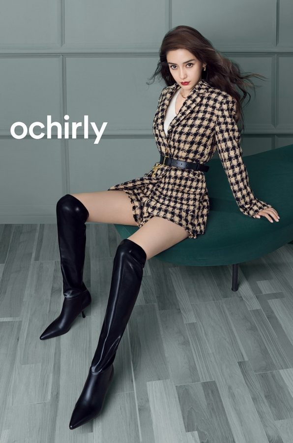 Angelababy美腿皮靴时尚写真(1/2)