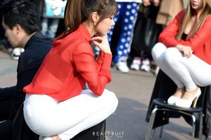 FIESTAR组合街头穿白色紧身裤表演舞蹈