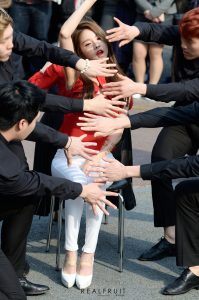 FIESTAR组合街头穿白色紧身裤表演舞蹈