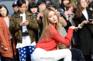 FIESTAR组合街头穿白色紧身裤表演舞蹈