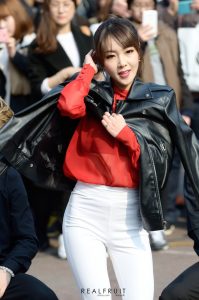 FIESTAR组合街头穿白色紧身裤表演舞蹈