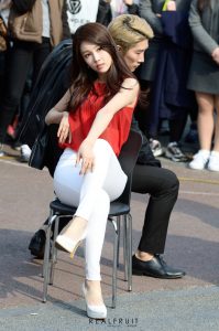 FIESTAR组合街头穿白色紧身裤表演舞蹈