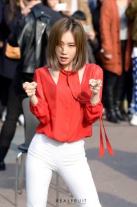 FIESTAR组合街头穿白色紧身裤表演舞蹈