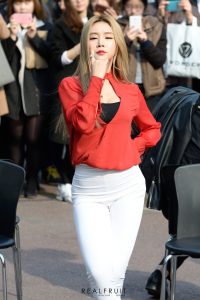 FIESTAR组合街头穿白色紧身裤表演舞蹈