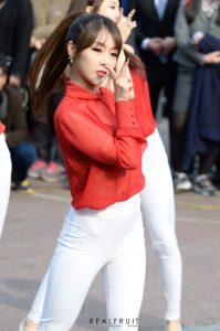 FIESTAR组合街头穿白色紧身裤表演舞蹈