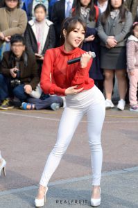 FIESTAR组合街头穿白色紧身裤表演舞蹈