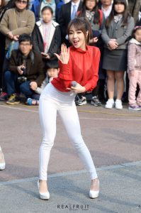 FIESTAR组合街头穿白色紧身裤表演舞蹈