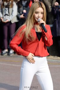 FIESTAR组合街头穿白色紧身裤表演舞蹈