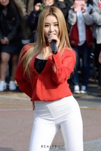 FIESTAR组合街头穿白色紧身裤表演舞蹈