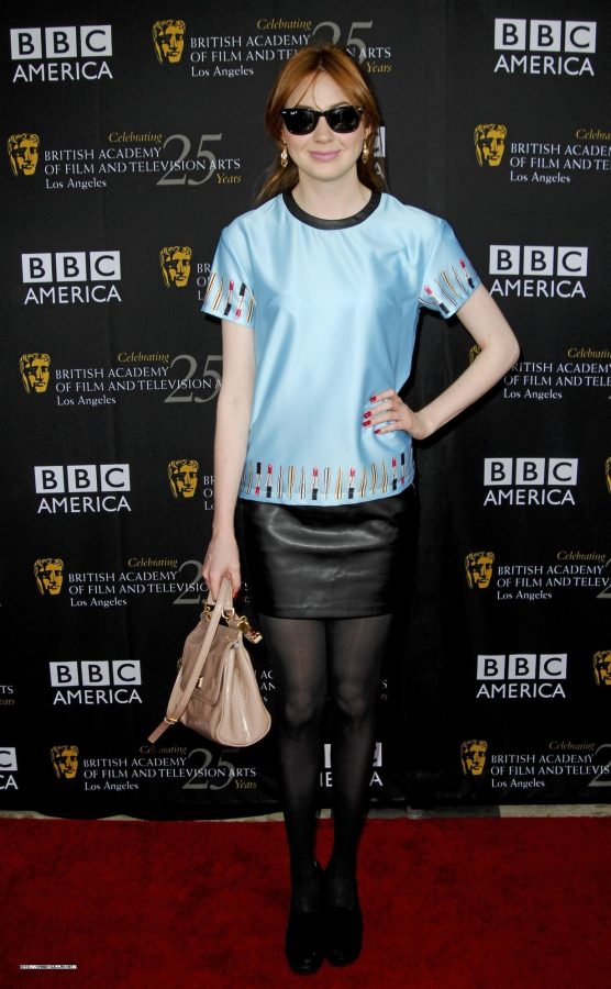 Karen Gillan小皮裙黑丝细腿(1/2)