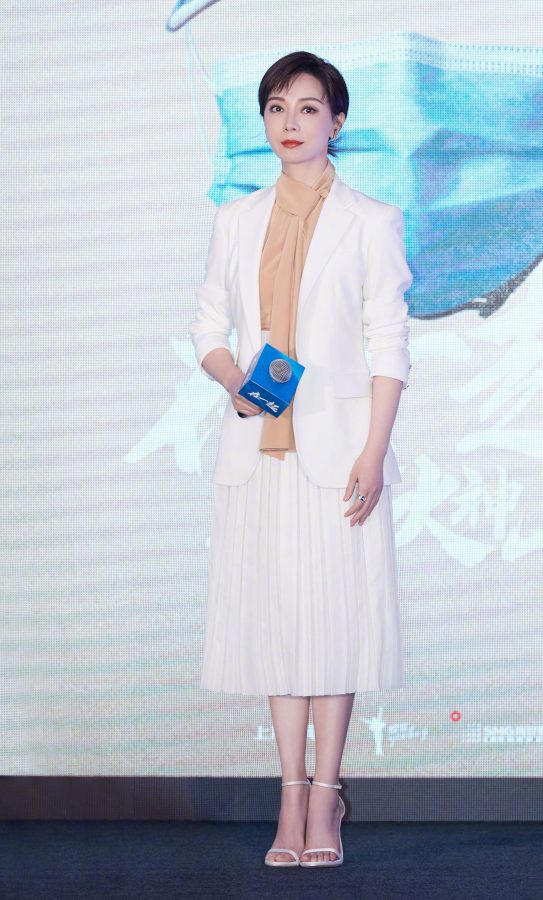 女明星陈数脚穿简约凉高跟在水一方的美丽佳人(1/7)