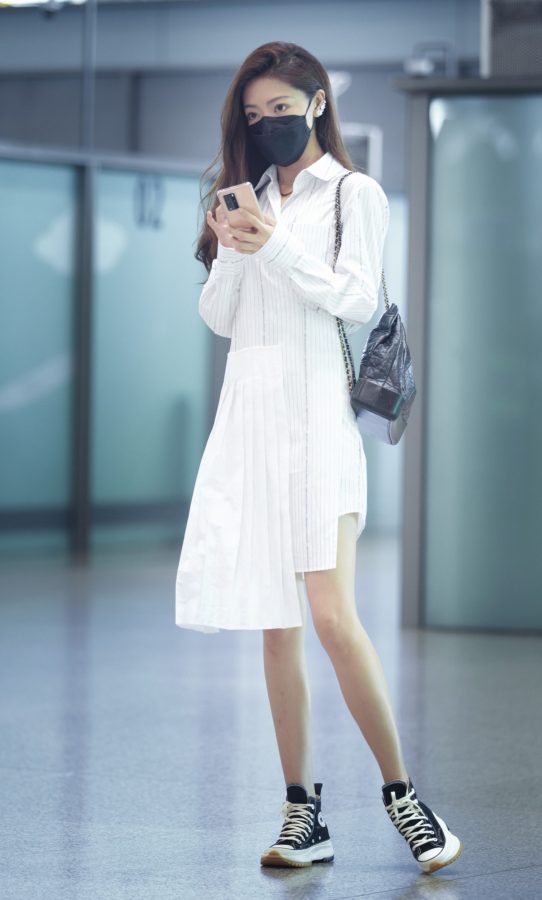 美女演员邓家佳外出玉腿笔直纤细(2/8)