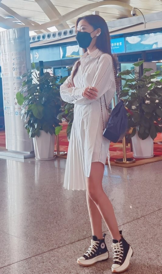 美女演员邓家佳外出玉腿笔直纤细(6/8)