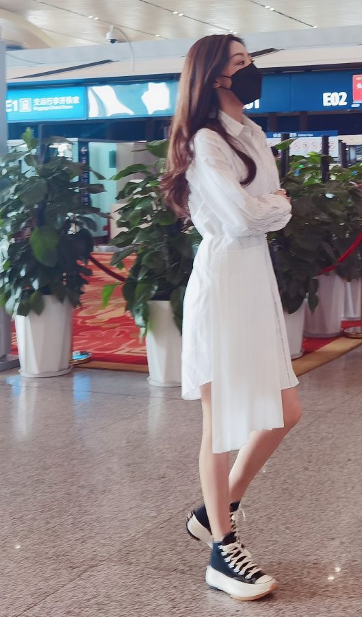 Beautiful actress Deng Jiajia goes out with straight and slender legs(8/8)