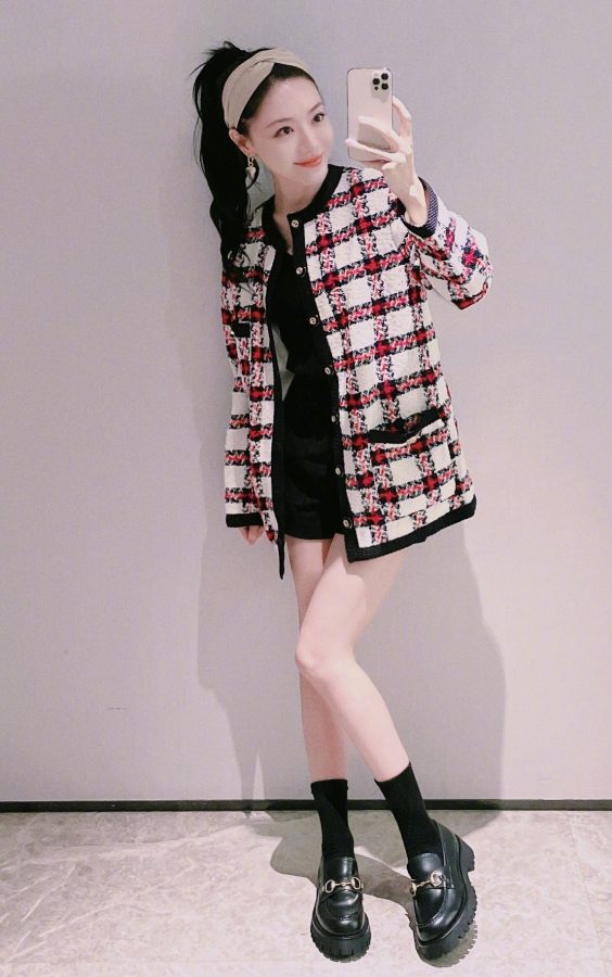 邓家佳拿手机自拍自己的美腿(2/6)