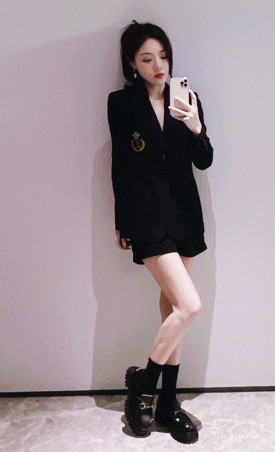Deng Jiajia took a selfie of her beautiful legs with her mobile phone(3/6)