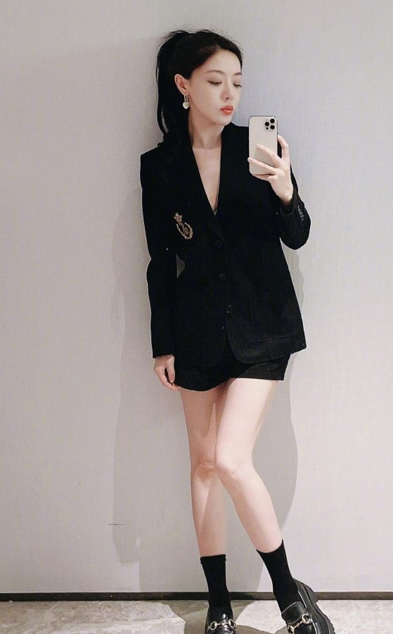 邓家佳拿手机自拍自己的美腿(4/6)