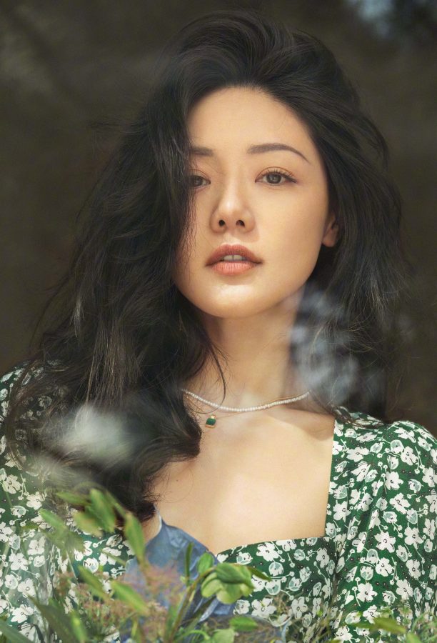 邓家佳开衩裙美腿这次是温柔的御姐(3/6)