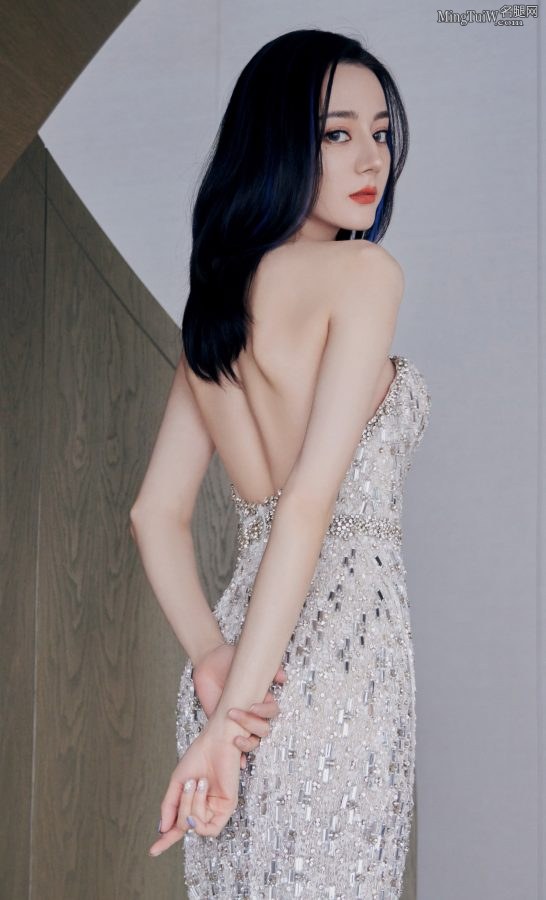 迪丽热巴穿高开叉抹胸礼服秀长腿美背，这腰臀比爱了爱了(3/9)