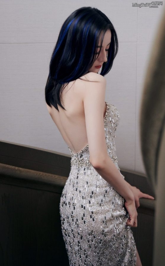迪丽热巴穿高开叉抹胸礼服秀长腿美背，这腰臀比爱了爱了(6/9)