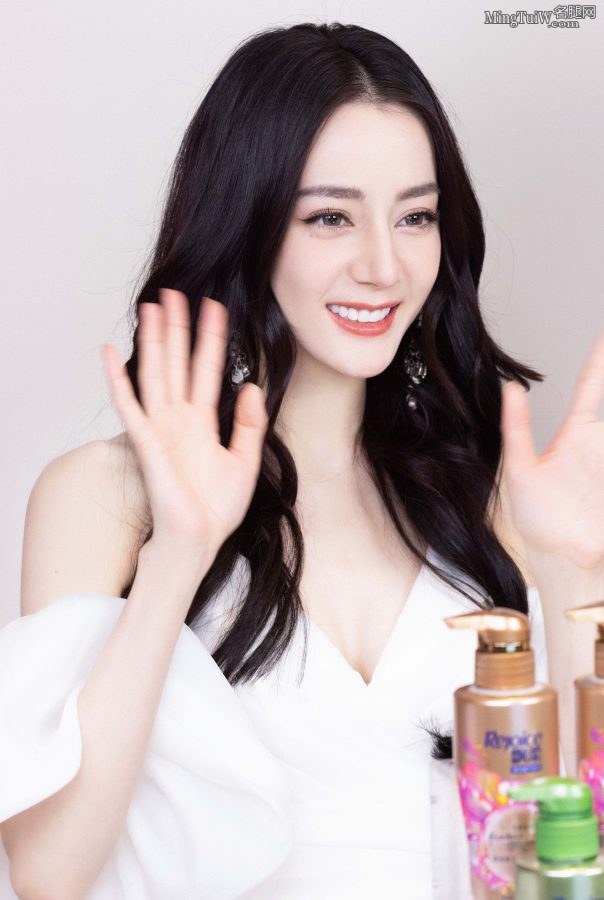 迪丽热巴深V白裙美脸精致(1/8)