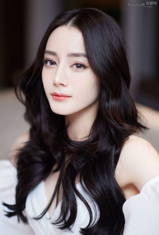迪丽热巴深V白裙美脸精致(4/8)