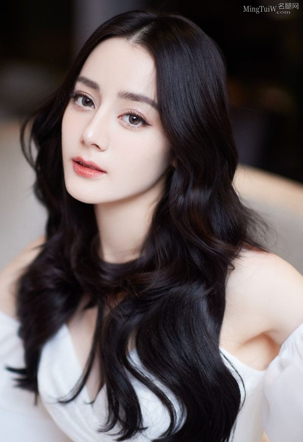 迪丽热巴深V白裙美脸精致(5/8)