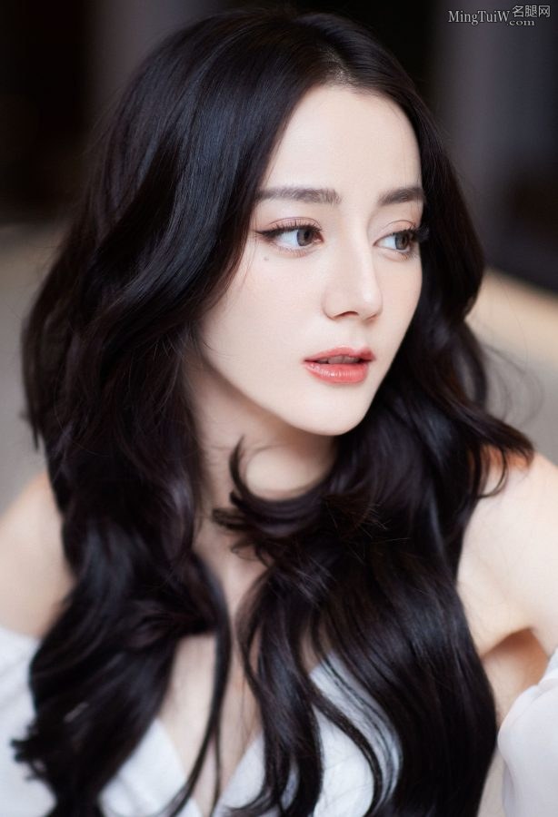迪丽热巴深V白裙美脸精致(7/8)