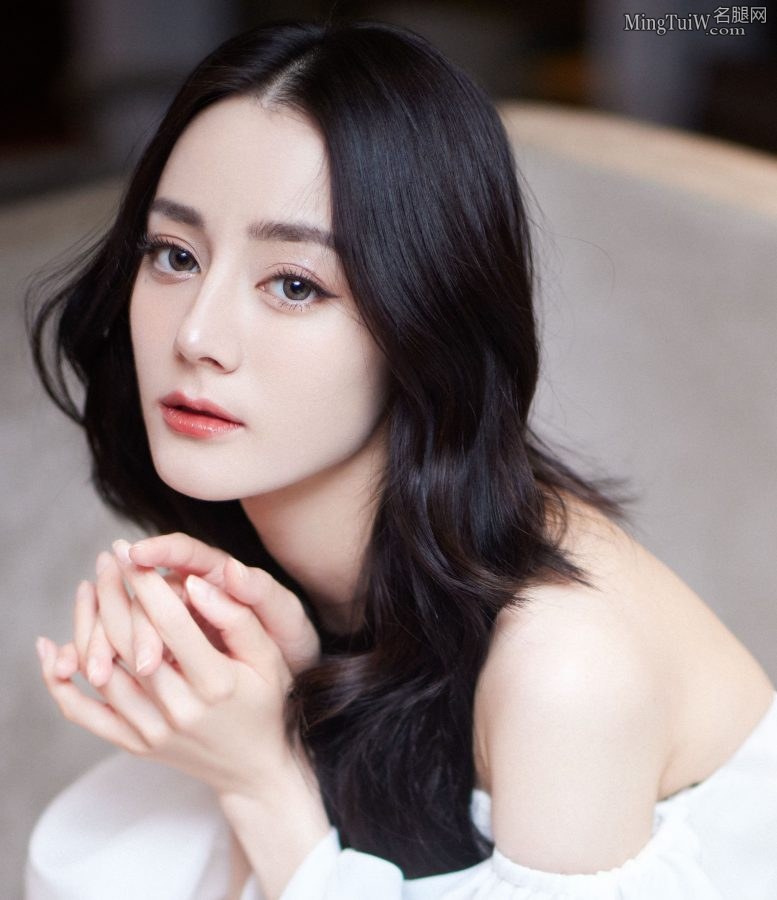 迪丽热巴深V白裙美脸精致(8/8)