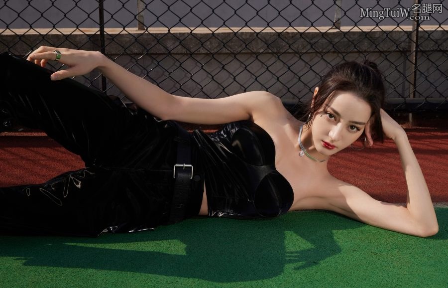 Dilraba's long arms and beautiful collarbone wearing leather trousers will stop your little heart(10/12)