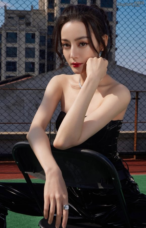 迪丽热巴修长玉臂美锁骨穿皮长裤阻击你的小心脏(4/12)