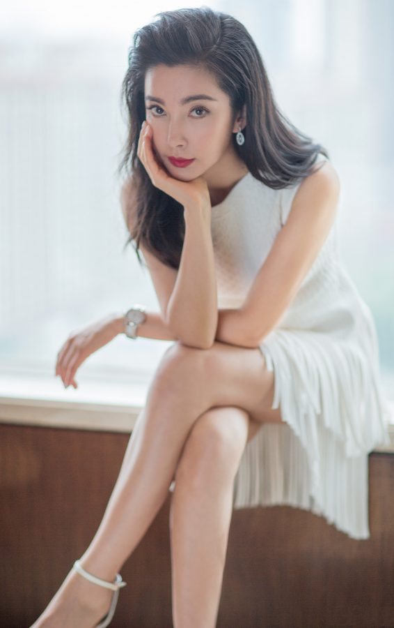 李冰冰翘二郎腿坐姿玉腿纤细有光泽(1/3)