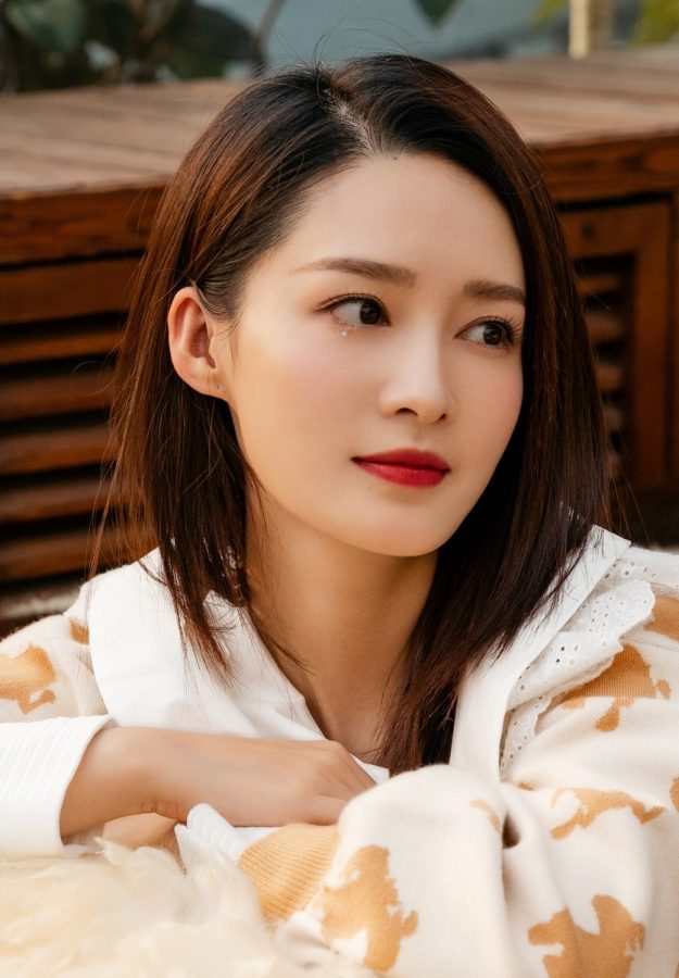 李沁白皙美腿居家写真照(5/6)