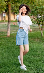 李沁青春美少女扮相在草地上展示白皙的美腿