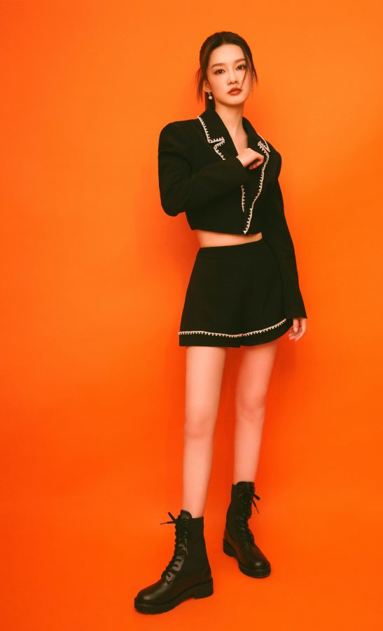 I love the hairstyle of female star Li Qin's slender legs(2/7)