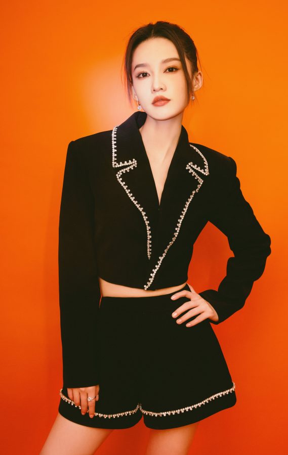 女明星李沁细长的玉腿这发型爱了(4/7)
