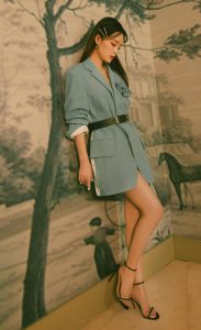 李沁穿蓝色西装短裙显长腿，细跟凉鞋和美足结合太完美