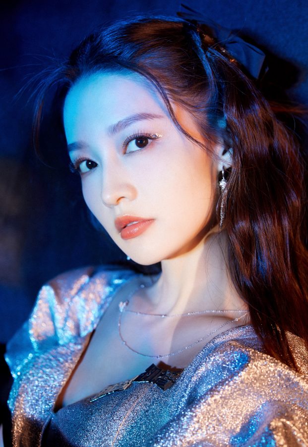 女明星李沁拍写真长腿曲线优美(3/4)