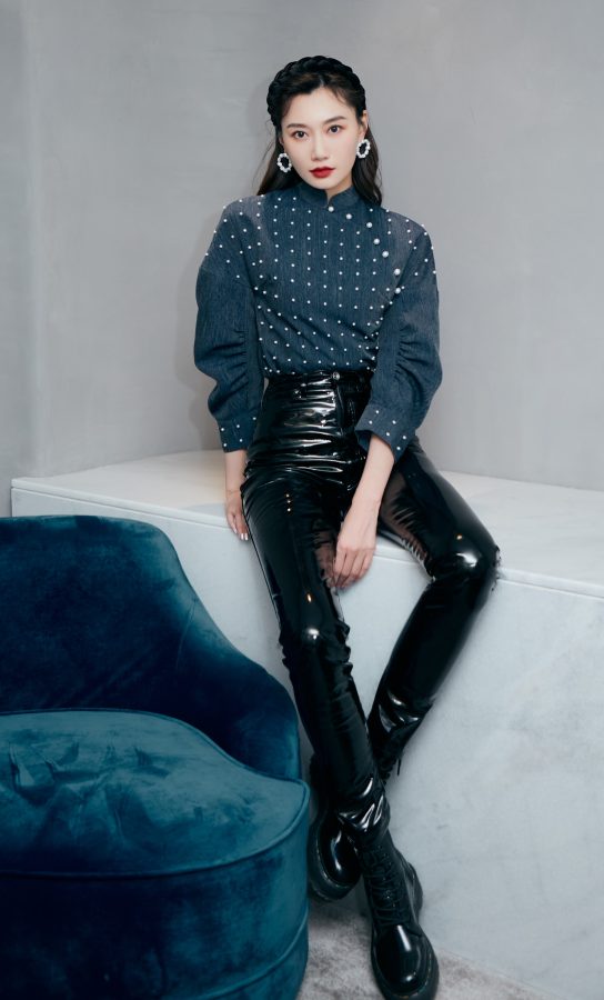 Li Siyu's long legs and leather trousers are a perfect match(4/12)