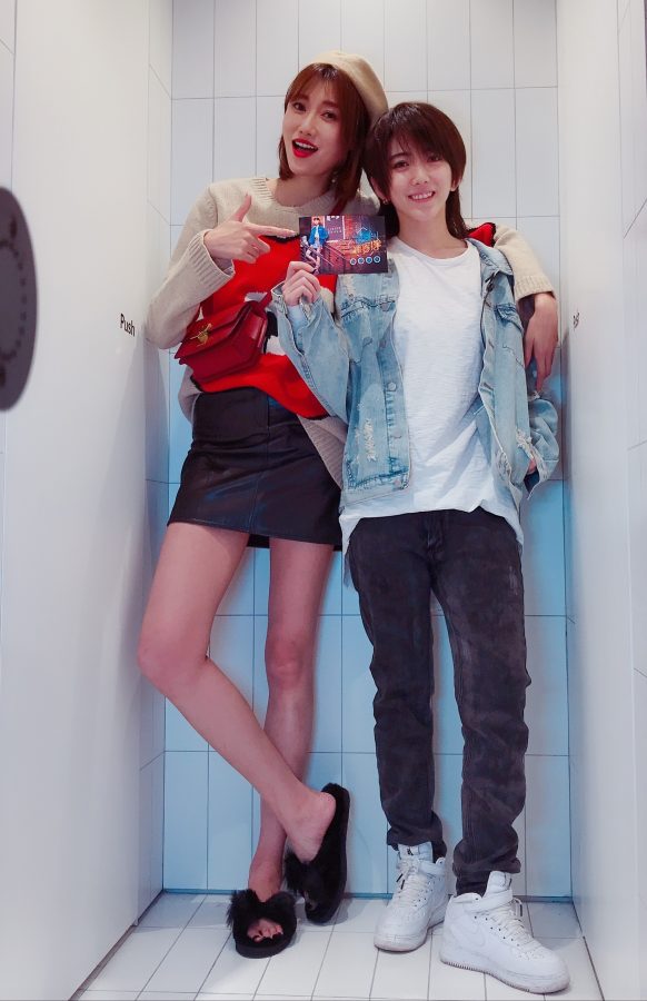 Li Siyu has beautiful long legs in a miniskirt(1/2)
