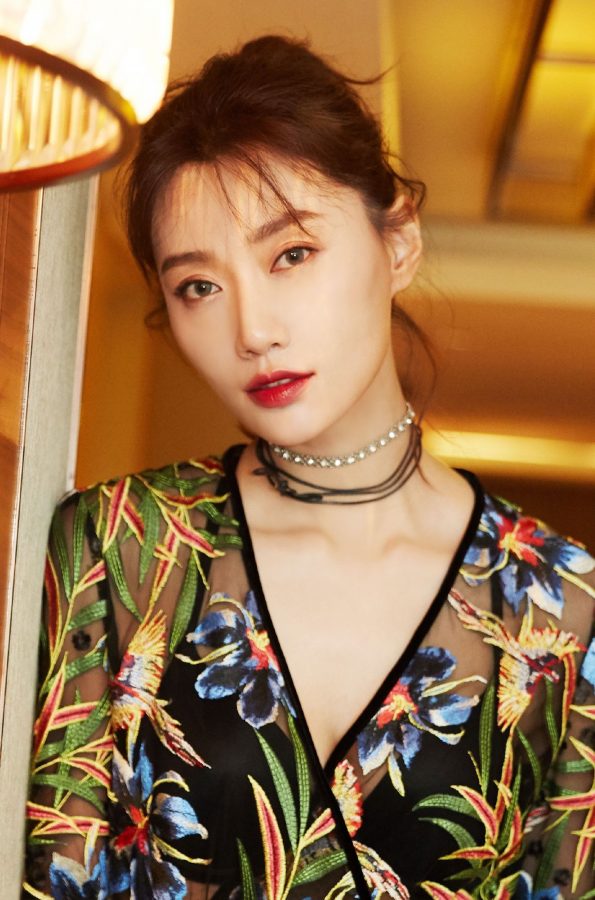 李斯羽穿开叉花裙翘美长腿(3/4)