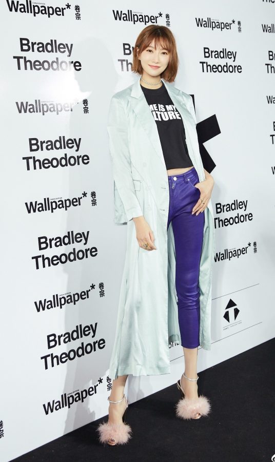 Li Siyu wears blue tights and cool high heels(3/4)