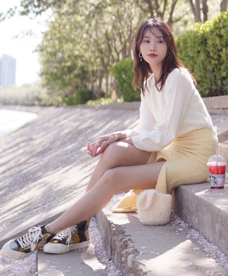 李斯羽玉腿纤细气质清新脱俗(2/5)
