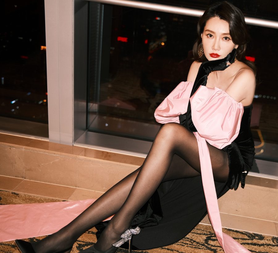 李斯羽穿开叉礼服秀出穿了质感黑丝袜的美长腿(4/7)