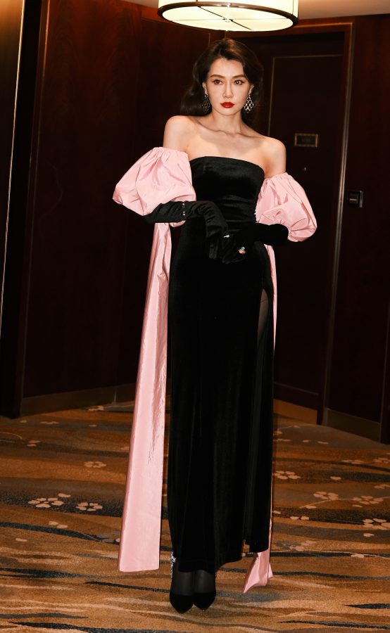 李斯羽穿开叉礼服秀出穿了质感黑丝袜的美长腿(5/7)